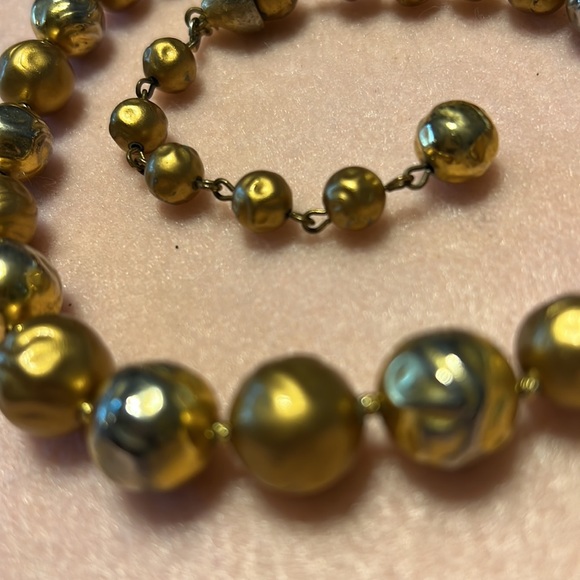 Trifari graduated matte and shiny gold tone free form beads with hook clasp 17 “ - Picture 4 of 5